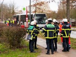 mutter verliert die fassung: gericht spricht busfahrer nach tödlichem unfall mit schüler frei